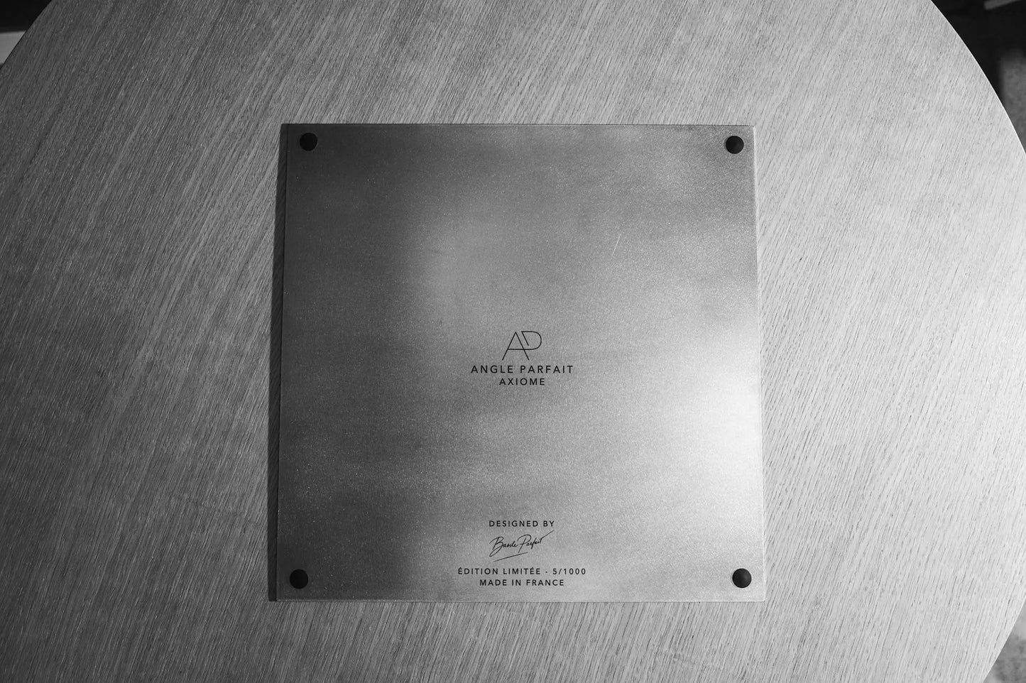 AXIOME (Édition limitée 1000) – jeu d’échecs design en aluminium brossé par Angle Parfait – Angle Parfait