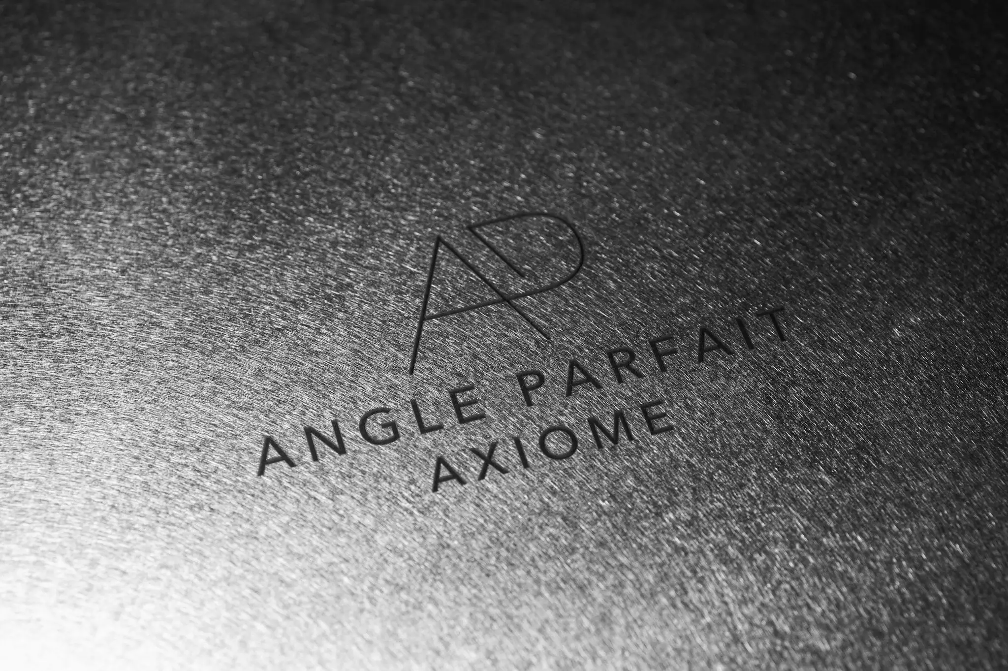 Logo Angle Parfait Axiome gravé sur l’échiquier en aluminium brossé