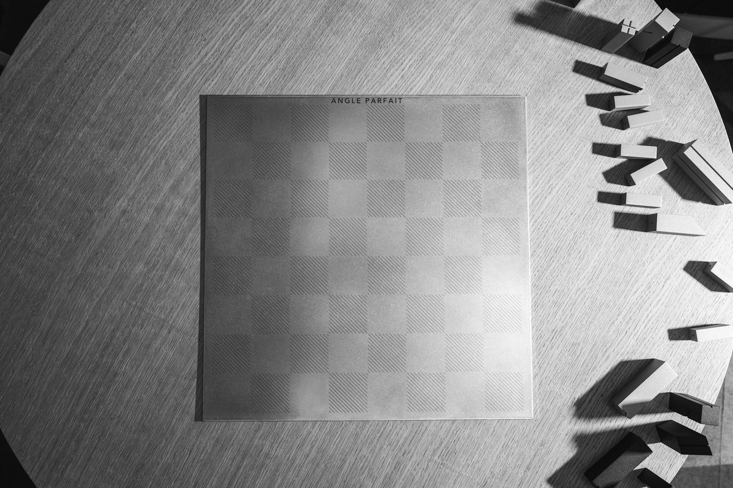 AXIOME (Édition limitée 1000) – jeu d’échecs design en aluminium brossé par Angle Parfait – Angle Parfait