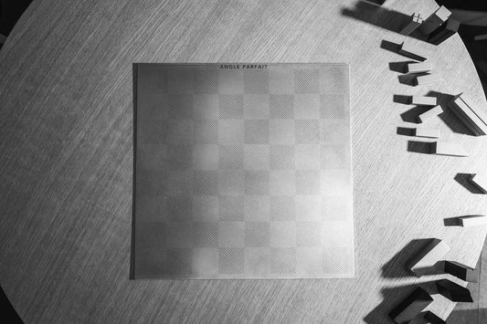 AXIOME (Édition limitée 1000) – jeu d’échecs design en aluminium brossé par Angle Parfait – Angle Parfait